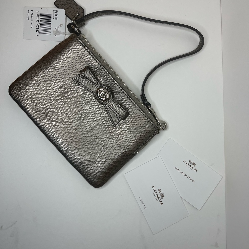 Coach Turnlock Bow Corner Wristlet • NWT